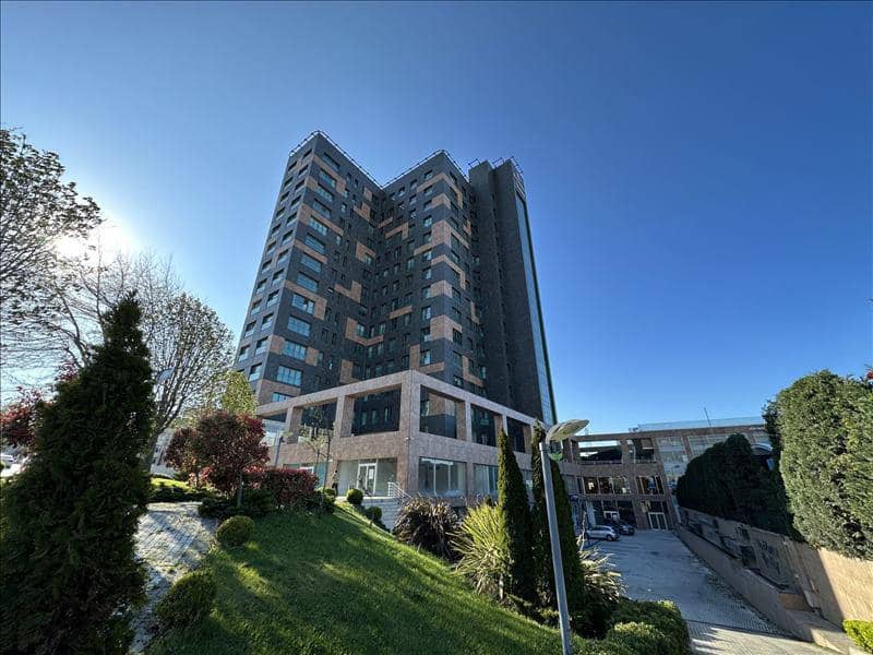 Residential complex with swimming pools, a shopping mall and restaurants, Istanbul, Turkey — photo 2