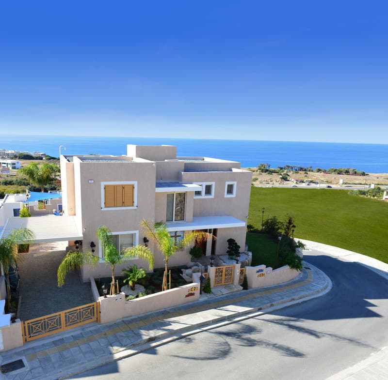 2 new villas in residential complex in Chloraka — photo 1
