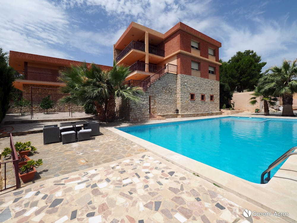 Typical villa with pool in Vistahermosa