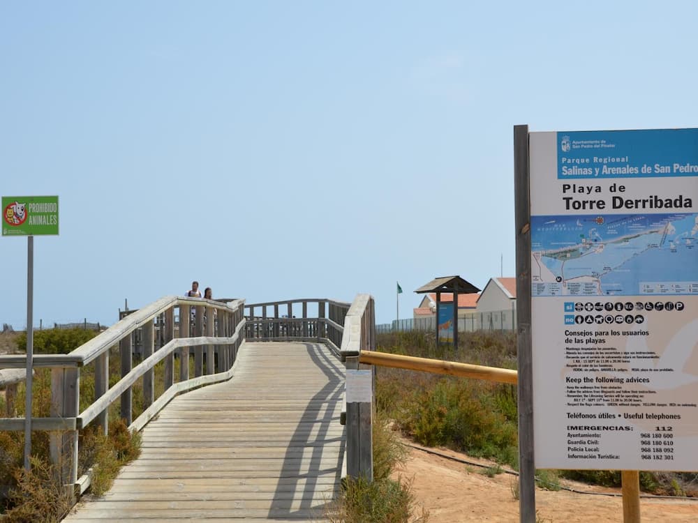 Promenade and nameplate of the beach