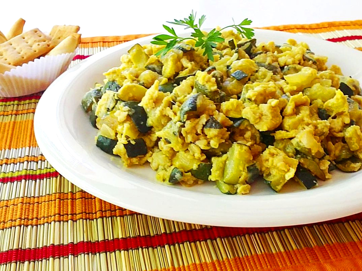 Сарангольо, традиционный омлет с кабачками и луком