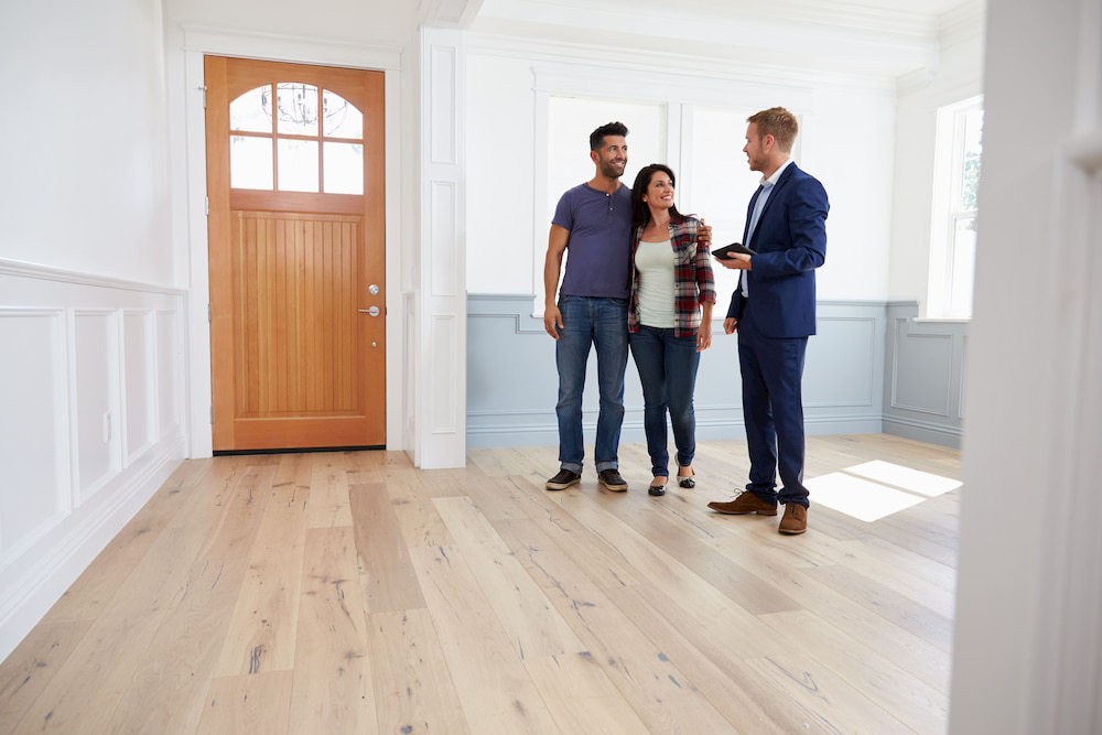 Viewing housing with an agent