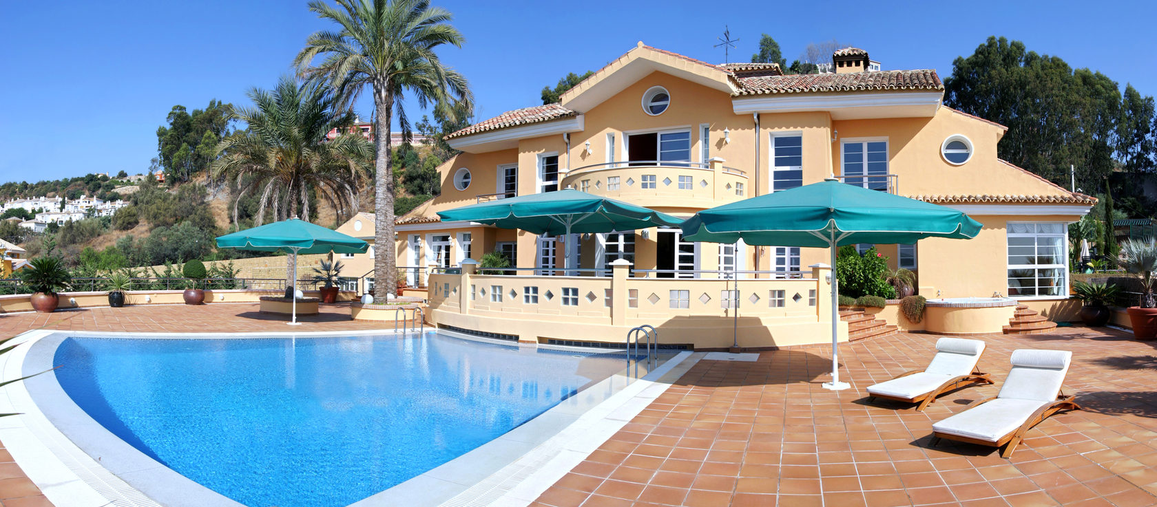 Luxury house with swimming pool