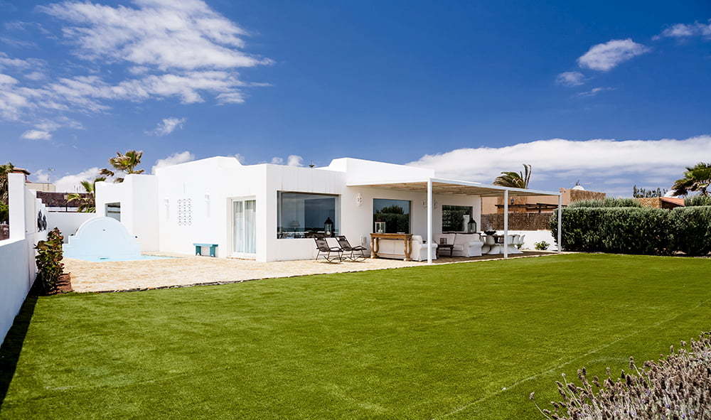 Chalet with a green yard in Spain