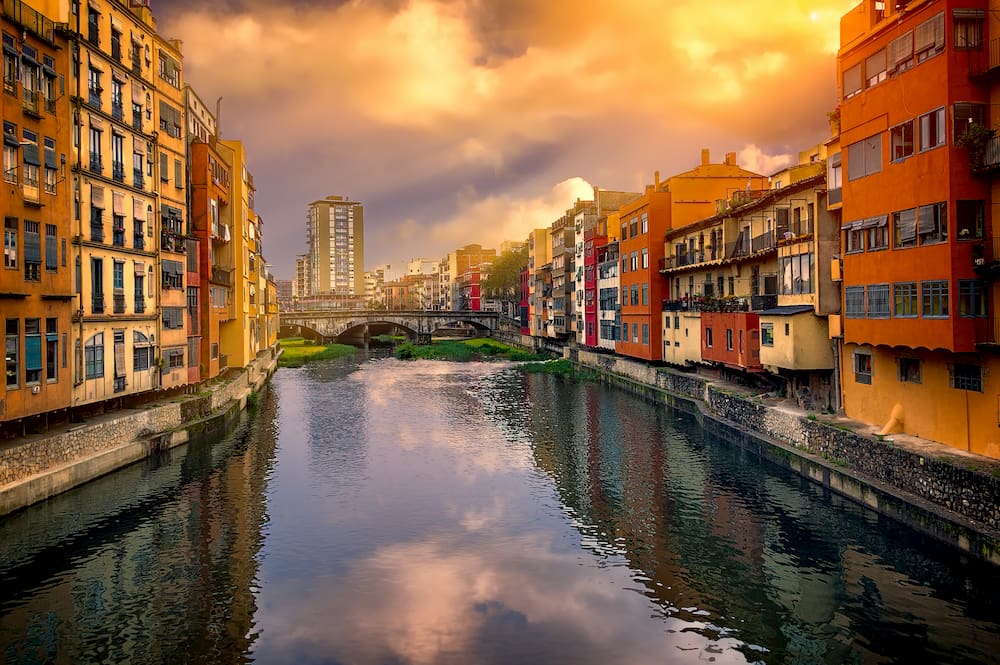 Real estate in the Old Town of Girona (Onyar River)