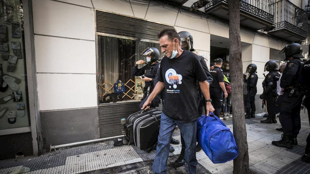Okupas with bags