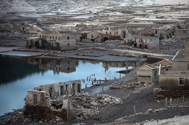 Фото деревни Асередо, показавшейся из-под воды.